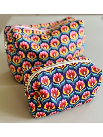 Toilettaske - Lilla/pink/blå/rød/gul m/grafiske blomster - Stor